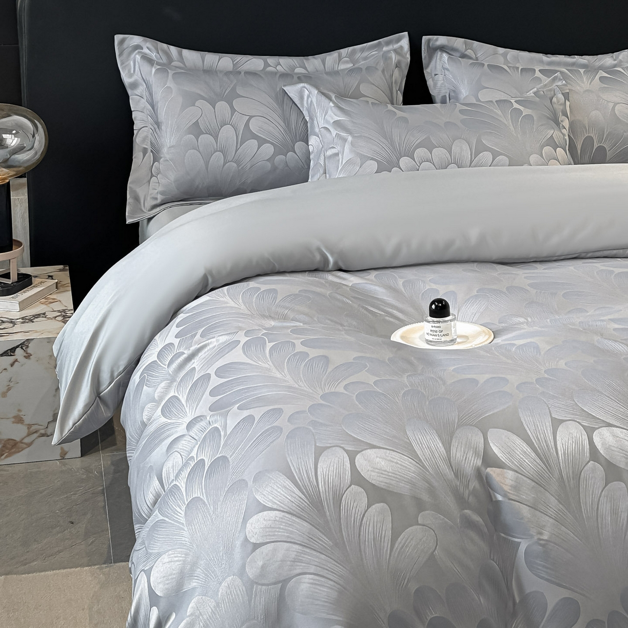 91家纺网 家纺一手货源 找家纺 金阳光家纺 2026新款A类简奢款水洗真丝天丝亮丝提花四件套 一叶深情-灰