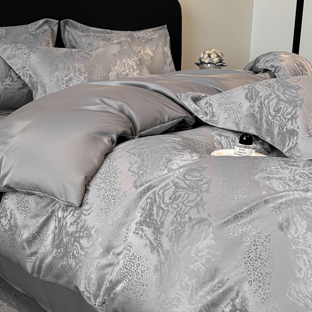 91家纺网 家纺一手货源 找家纺 金阳光家纺 2026新款A类简奢款水洗真丝天丝亮丝提花四件套 梵希-灰