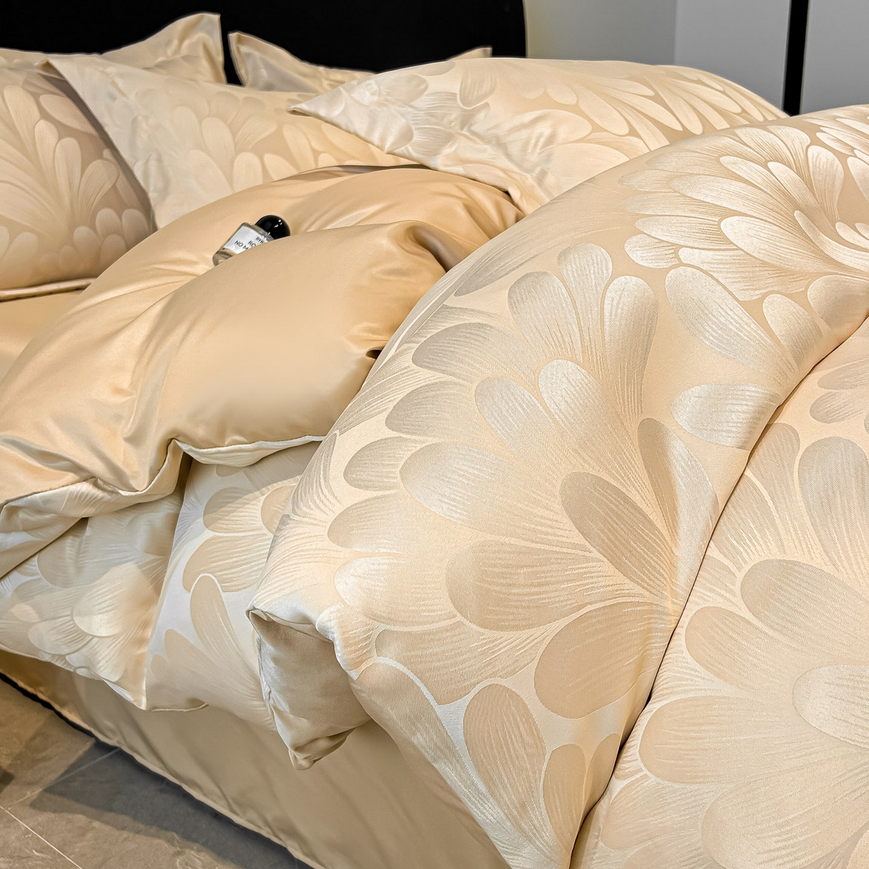 91家纺网 家纺一手货源 找家纺 金阳光家纺 2026新款A类简奢款水洗真丝天丝亮丝提花四件套 一叶深情-香槟