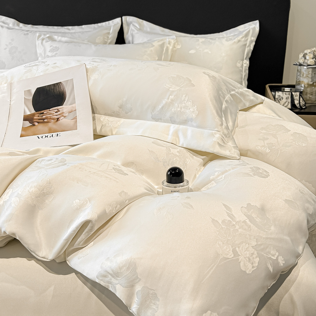 91家纺网 家纺一手货源 找家纺 金阳光家纺 2026新款A类简奢款水洗真丝天丝亮丝提花四件套 花语-白