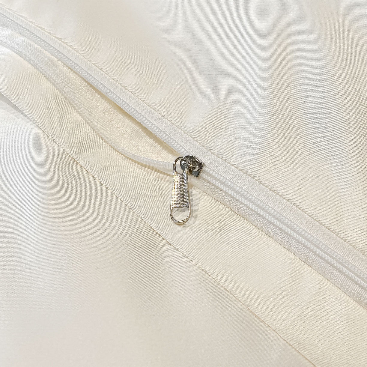 91家纺网 家纺一手货源 找家纺 金阳光家纺 2026新款A类简奢款水洗真丝天丝亮丝提花四件套 花语-白