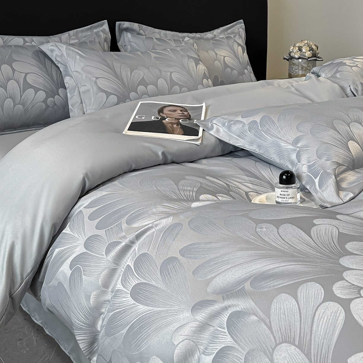 91家纺网 家纺一手货源 找家纺 金阳光家纺 2026新款A类简奢款水洗真丝天丝亮丝提花四件套 一叶深情-灰