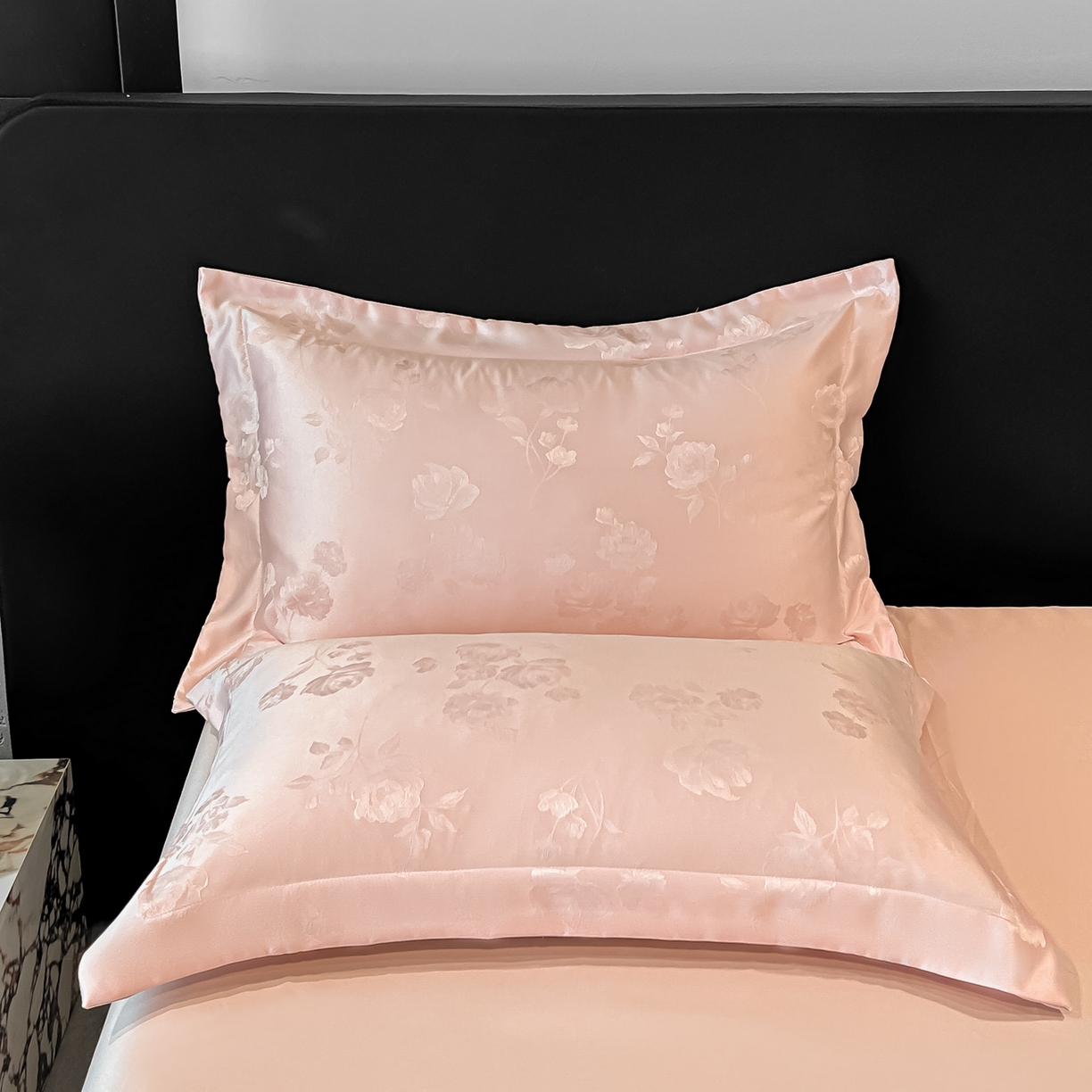 91家纺网 家纺一手货源 找家纺 金阳光家纺 2026新款A类简奢款水洗真丝天丝亮丝提花四件套 花语-粉