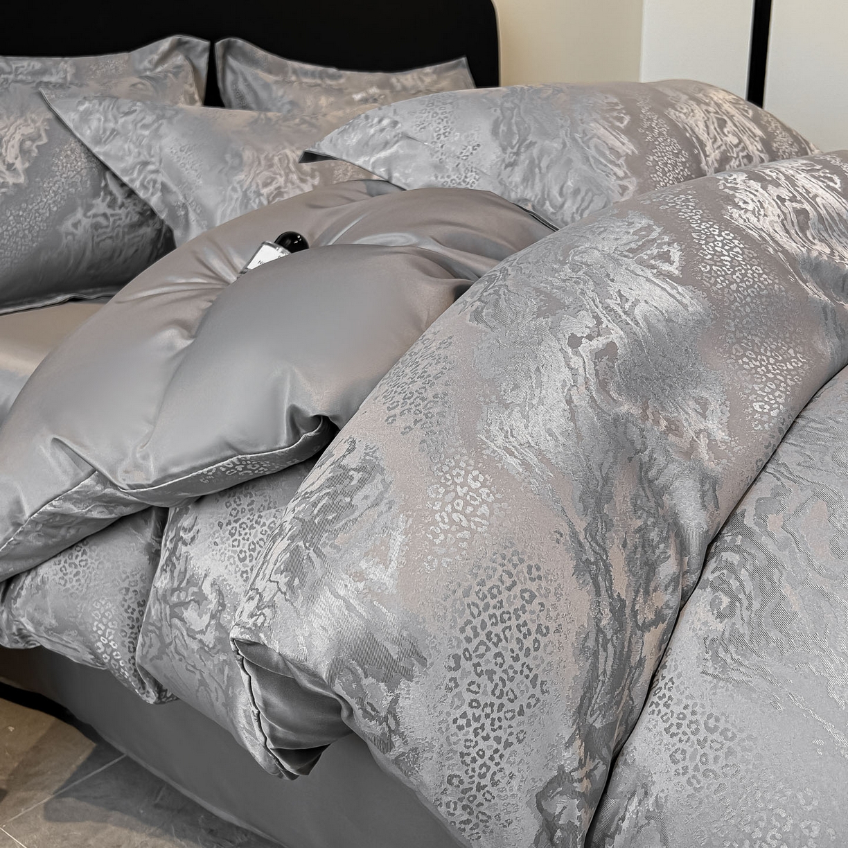 91家纺网 家纺一手货源 找家纺 金阳光家纺 2026新款A类简奢款水洗真丝天丝亮丝提花四件套 梵希-灰