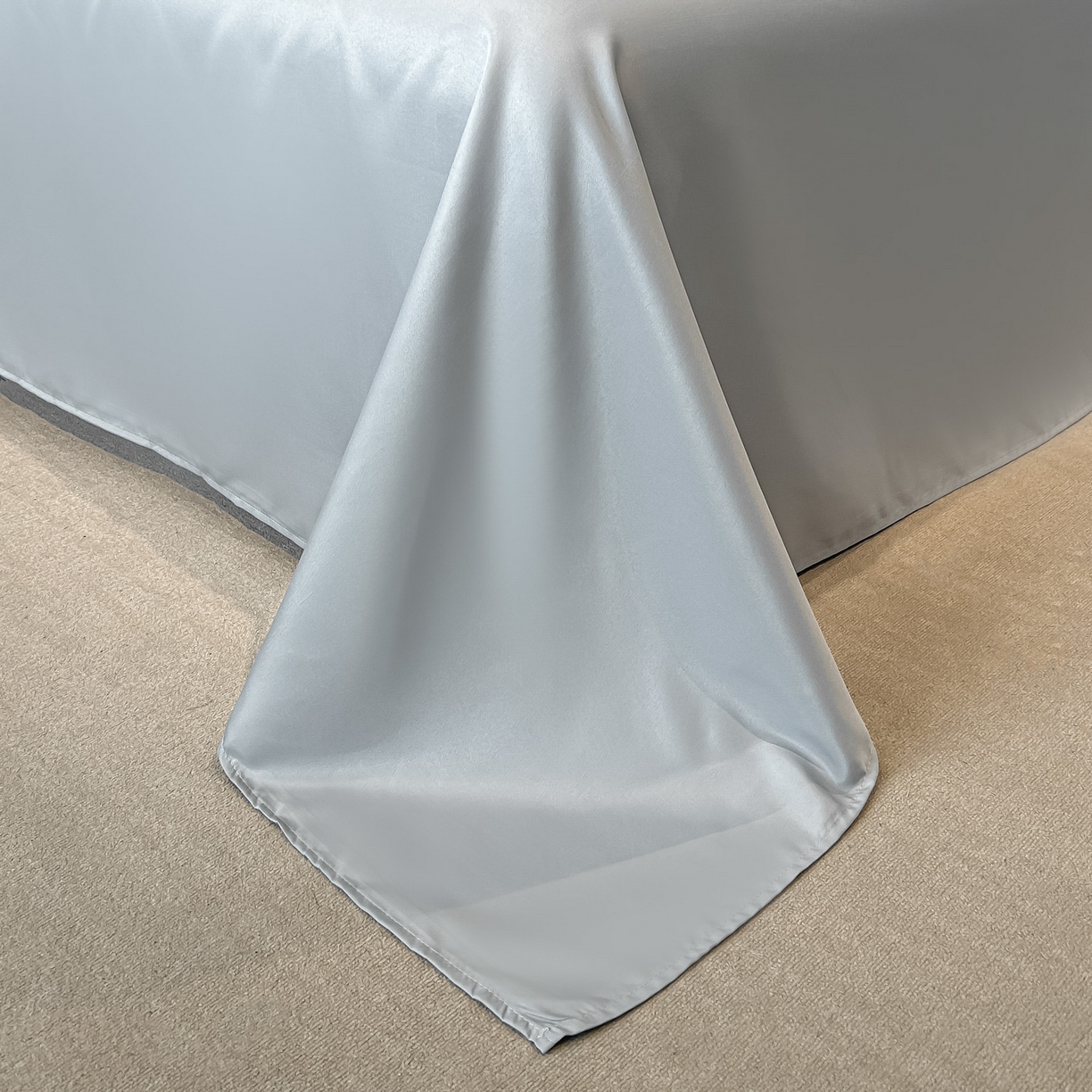 91家纺网 家纺一手货源 找家纺 金阳光家纺 2026新款A类简奢款水洗真丝天丝亮丝提花四件套 一叶深情-灰