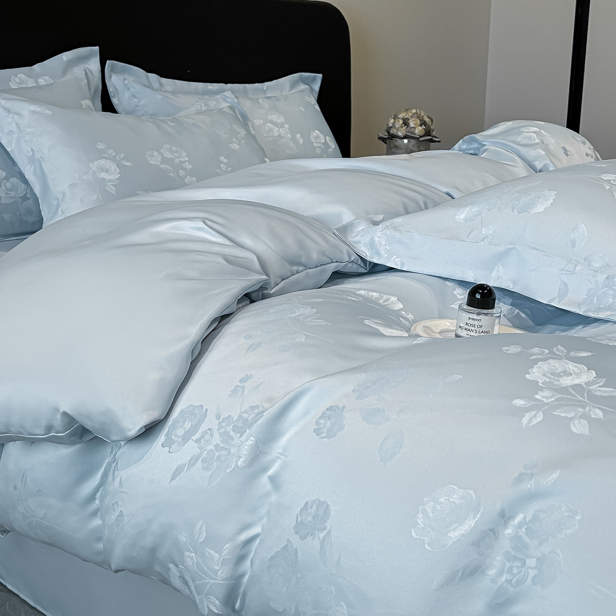 91家纺网 家纺一手货源 找家纺 金阳光家纺 2026新款A类简奢款水洗真丝天丝亮丝提花四件套 花语-蓝