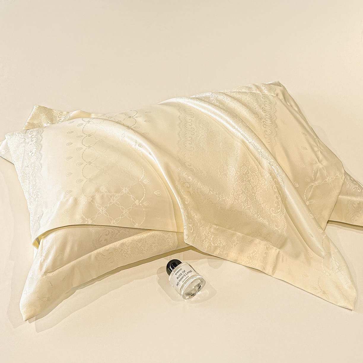 91家纺网 家纺一手货源 找家纺 金阳光家纺 2026新款A类简奢款水洗真丝天丝亮丝提花四件套 浮生若梦-米白