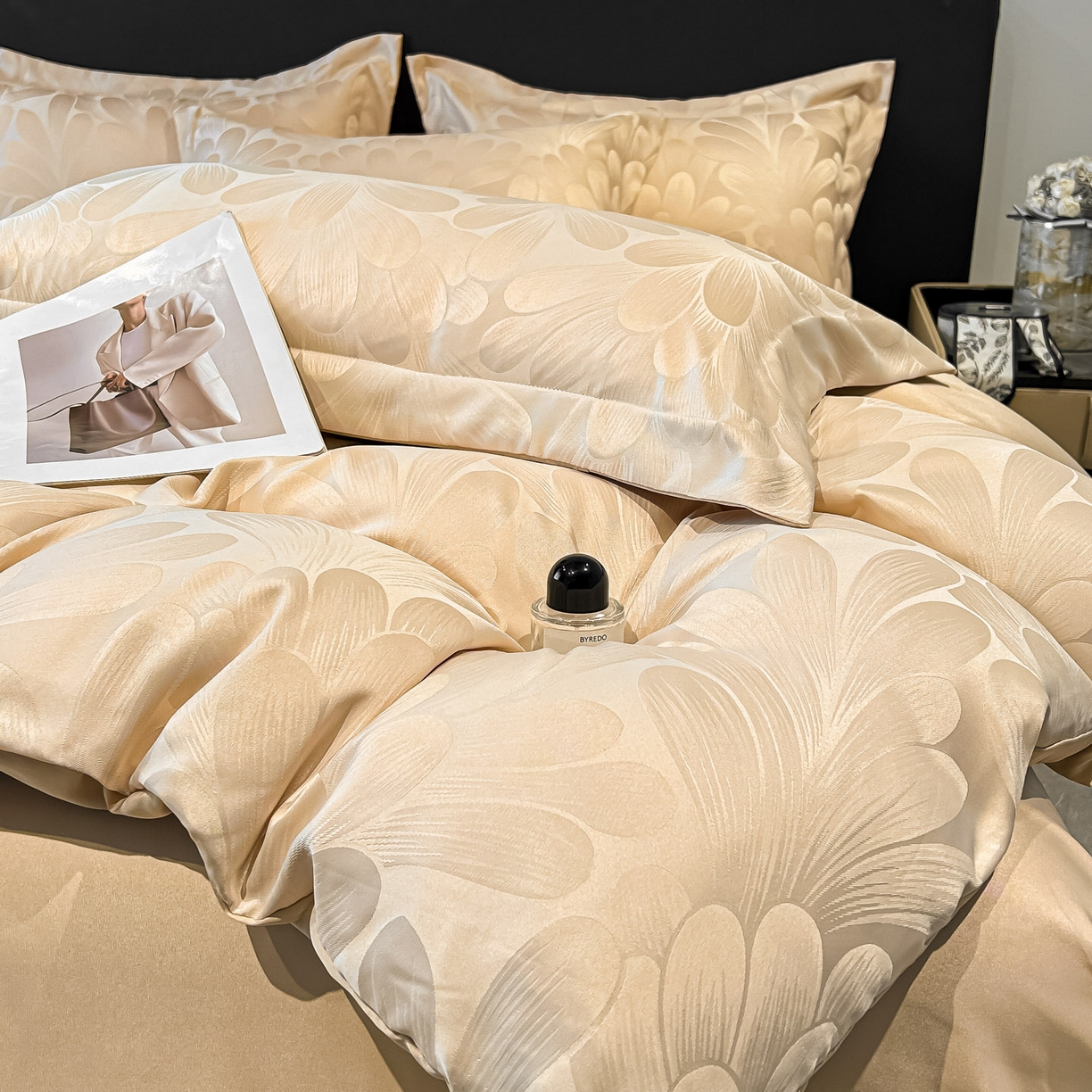 91家纺网 家纺一手货源 找家纺 金阳光家纺 2026新款A类简奢款水洗真丝天丝亮丝提花四件套 一叶深情-香槟