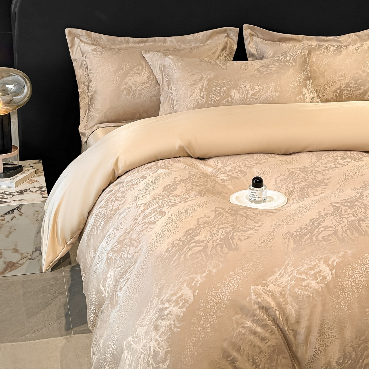 91家纺网 家纺一手货源 找家纺 金阳光家纺 2026新款A类简奢款水洗真丝天丝亮丝提花四件套 梵希-香槟