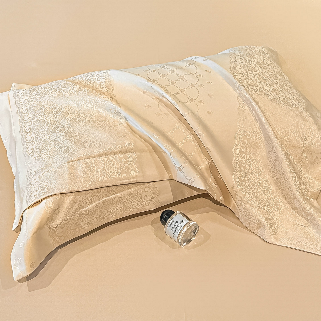 91家纺网 家纺一手货源 找家纺 金阳光家纺 2026新款A类简奢款水洗真丝天丝亮丝提花四件套 浮生若梦-香槟