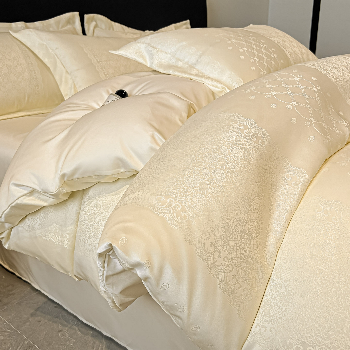 91家纺网 家纺一手货源 找家纺 金阳光家纺 2026新款A类简奢款水洗真丝天丝亮丝提花四件套 浮生若梦-米白