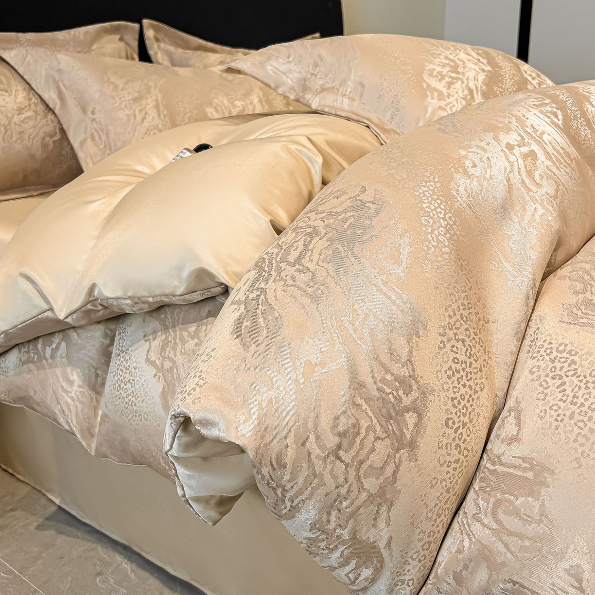 91家纺网 家纺一手货源 找家纺 金阳光家纺 2026新款A类简奢款水洗真丝天丝亮丝提花四件套 梵希-香槟