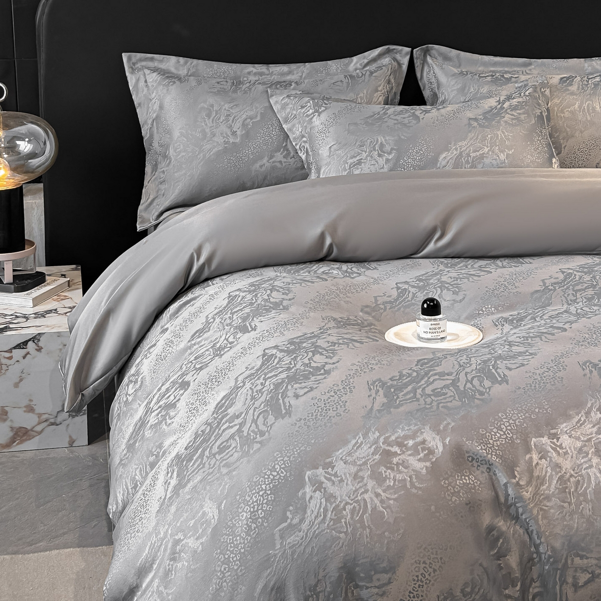 91家纺网 家纺一手货源 找家纺 金阳光家纺 2026新款A类简奢款水洗真丝天丝亮丝提花四件套 梵希-灰