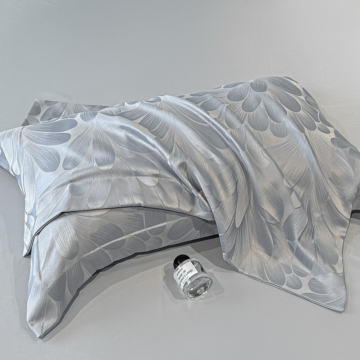 91家纺网 家纺一手货源 找家纺 金阳光家纺 2026新款A类简奢款水洗真丝天丝亮丝提花四件套 一叶深情-灰