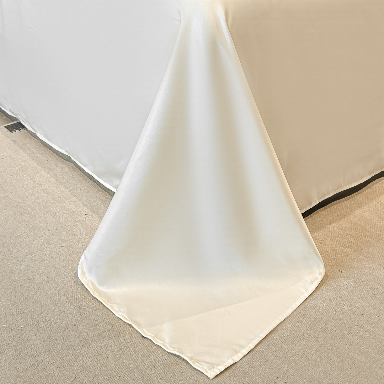 91家纺网 家纺一手货源 找家纺 金阳光家纺 2026新款A类简奢款水洗真丝天丝亮丝提花四件套 花语-白