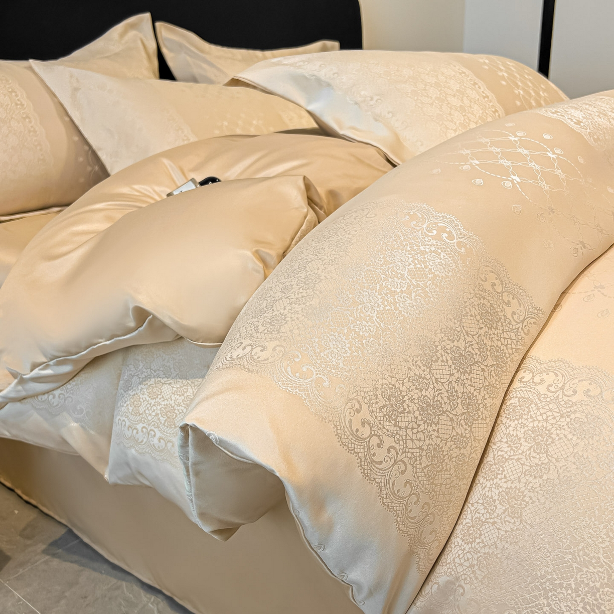 91家纺网 家纺一手货源 找家纺 金阳光家纺 2026新款A类简奢款水洗真丝天丝亮丝提花四件套 浮生若梦-香槟