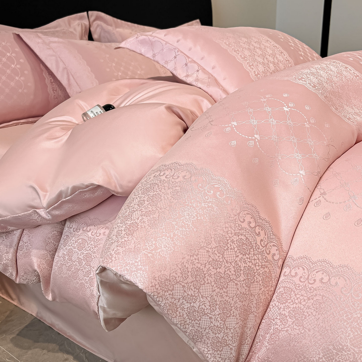 91家纺网 家纺一手货源 找家纺 金阳光家纺 2026新款A类简奢款水洗真丝天丝亮丝提花四件套 浮生若梦-豆沙