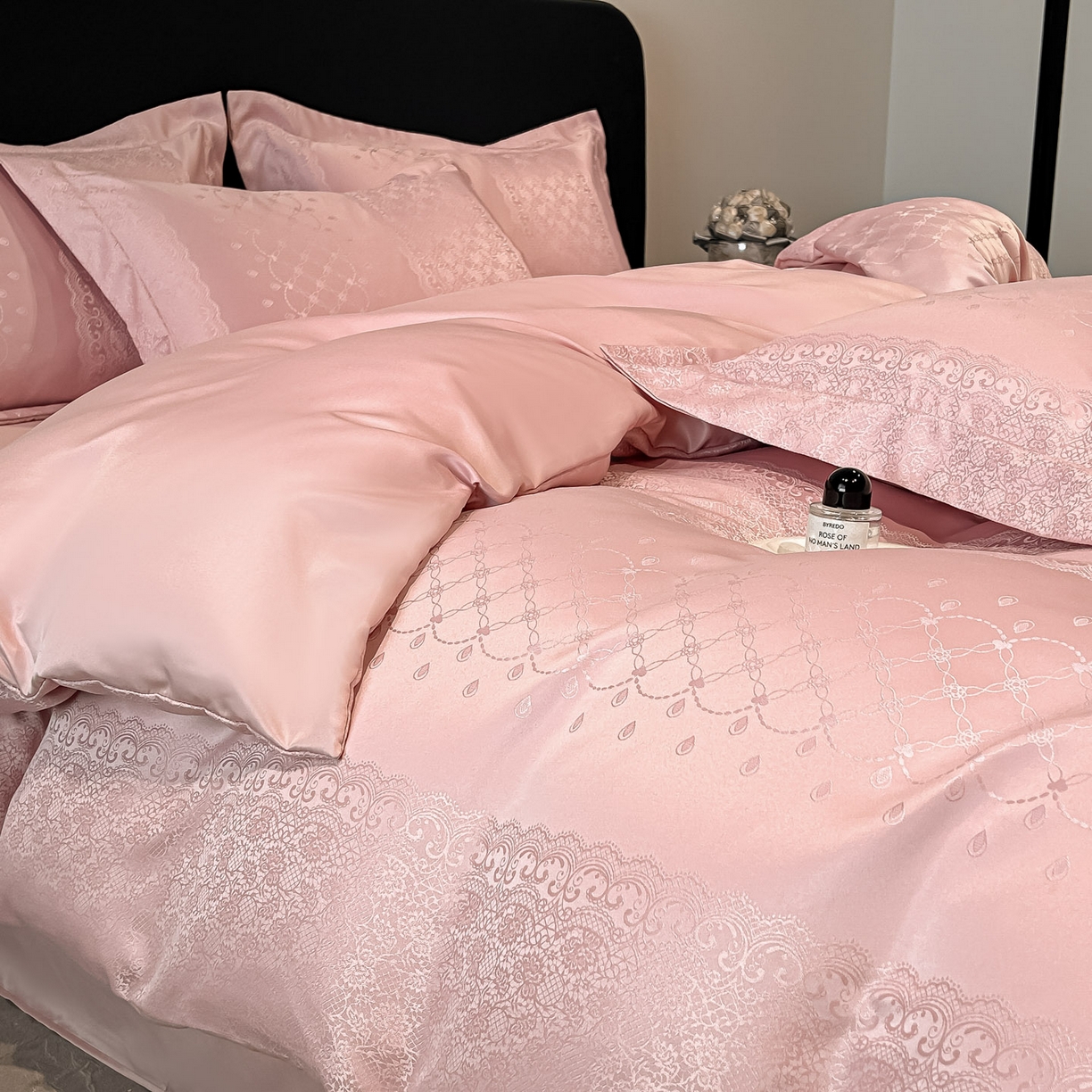 91家纺网 家纺一手货源 找家纺 金阳光家纺 2026新款A类简奢款水洗真丝天丝亮丝提花四件套 浮生若梦-豆沙