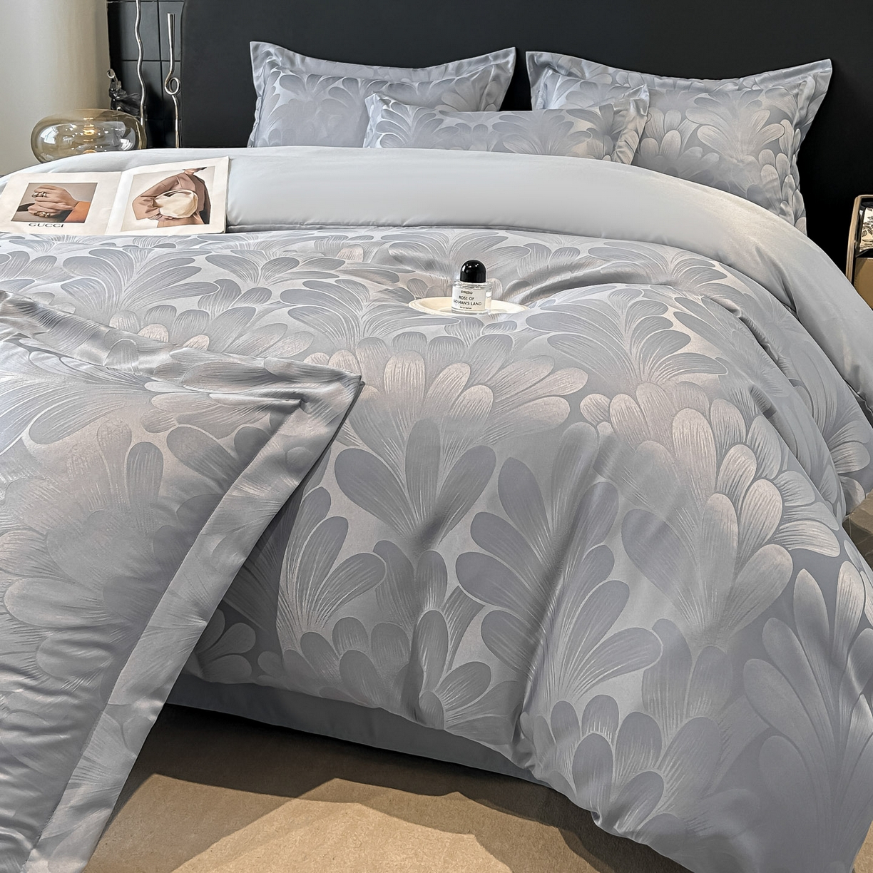 91家纺网 家纺一手货源 找家纺 金阳光家纺 2026新款A类简奢款水洗真丝天丝亮丝提花四件套 一叶深情-灰