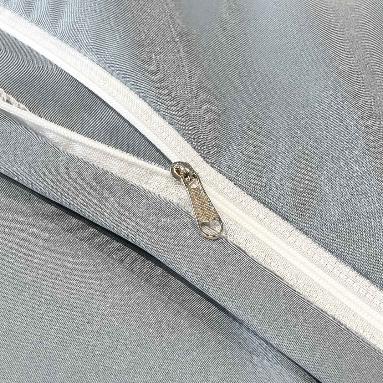 91家纺网 家纺一手货源 找家纺 金阳光家纺 2026新款A类简奢款水洗真丝天丝亮丝提花四件套 一叶深情-灰