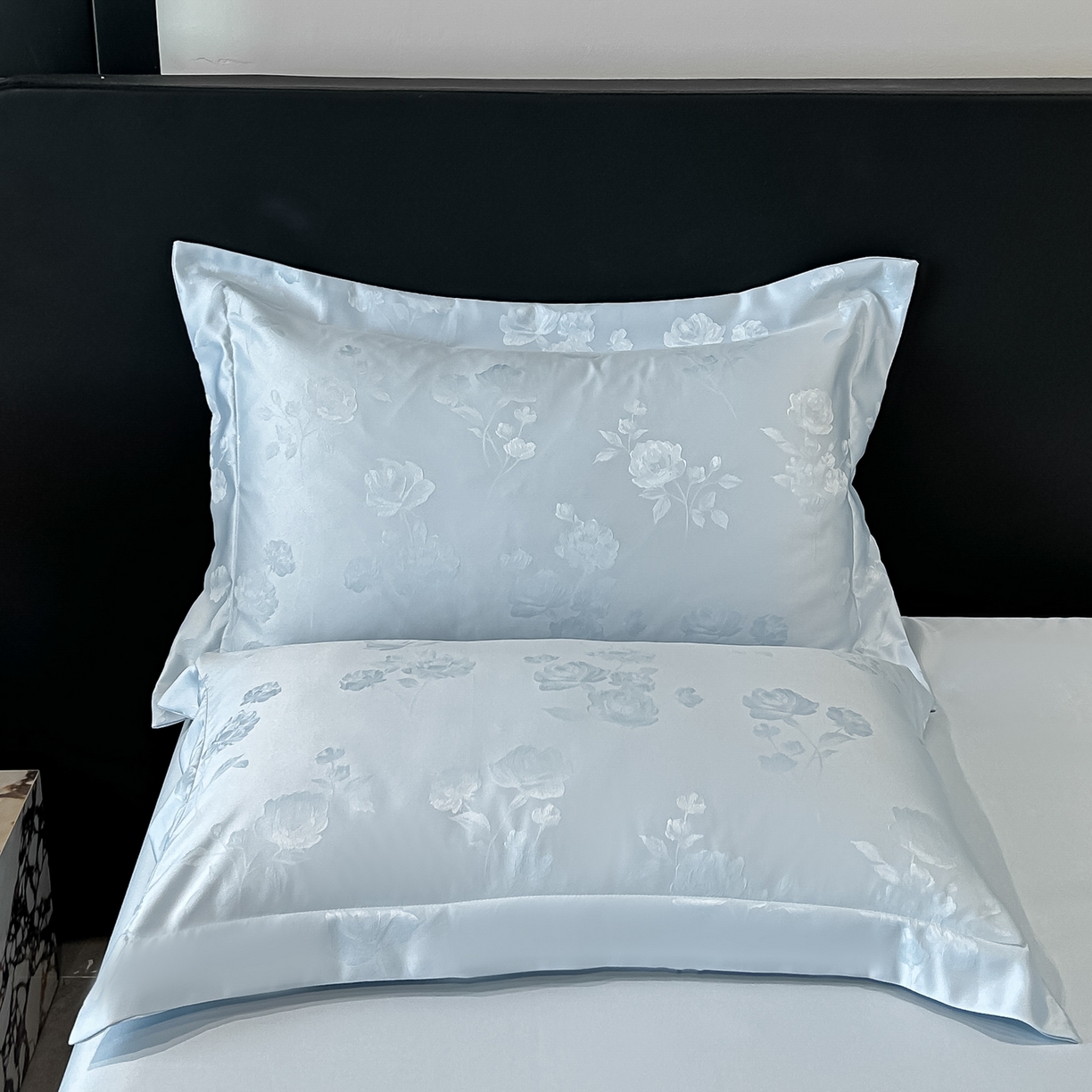 91家纺网 家纺一手货源 找家纺 金阳光家纺 2026新款A类简奢款水洗真丝天丝亮丝提花四件套 花语-蓝