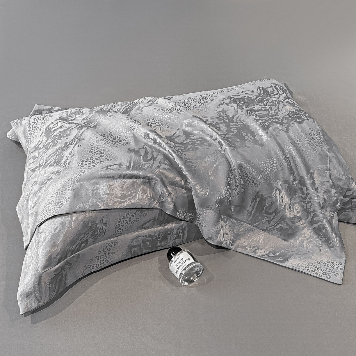 91家纺网 家纺一手货源 找家纺 金阳光家纺 2026新款A类简奢款水洗真丝天丝亮丝提花四件套 梵希-灰