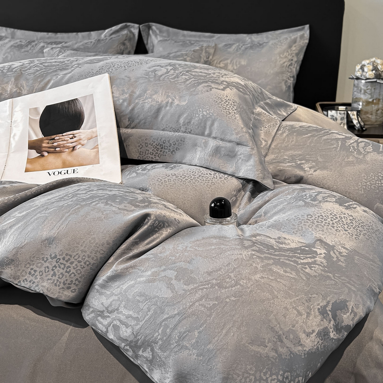 91家纺网 家纺一手货源 找家纺 金阳光家纺 2026新款A类简奢款水洗真丝天丝亮丝提花四件套 梵希-灰