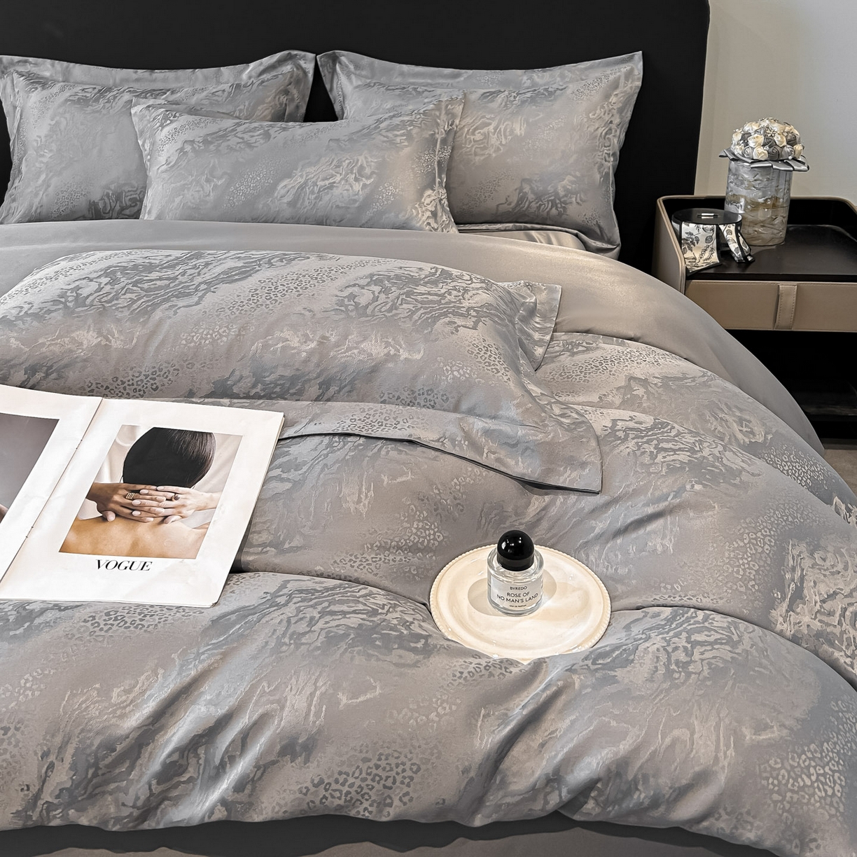 91家纺网 家纺一手货源 找家纺 金阳光家纺 2026新款A类简奢款水洗真丝天丝亮丝提花四件套 梵希-灰