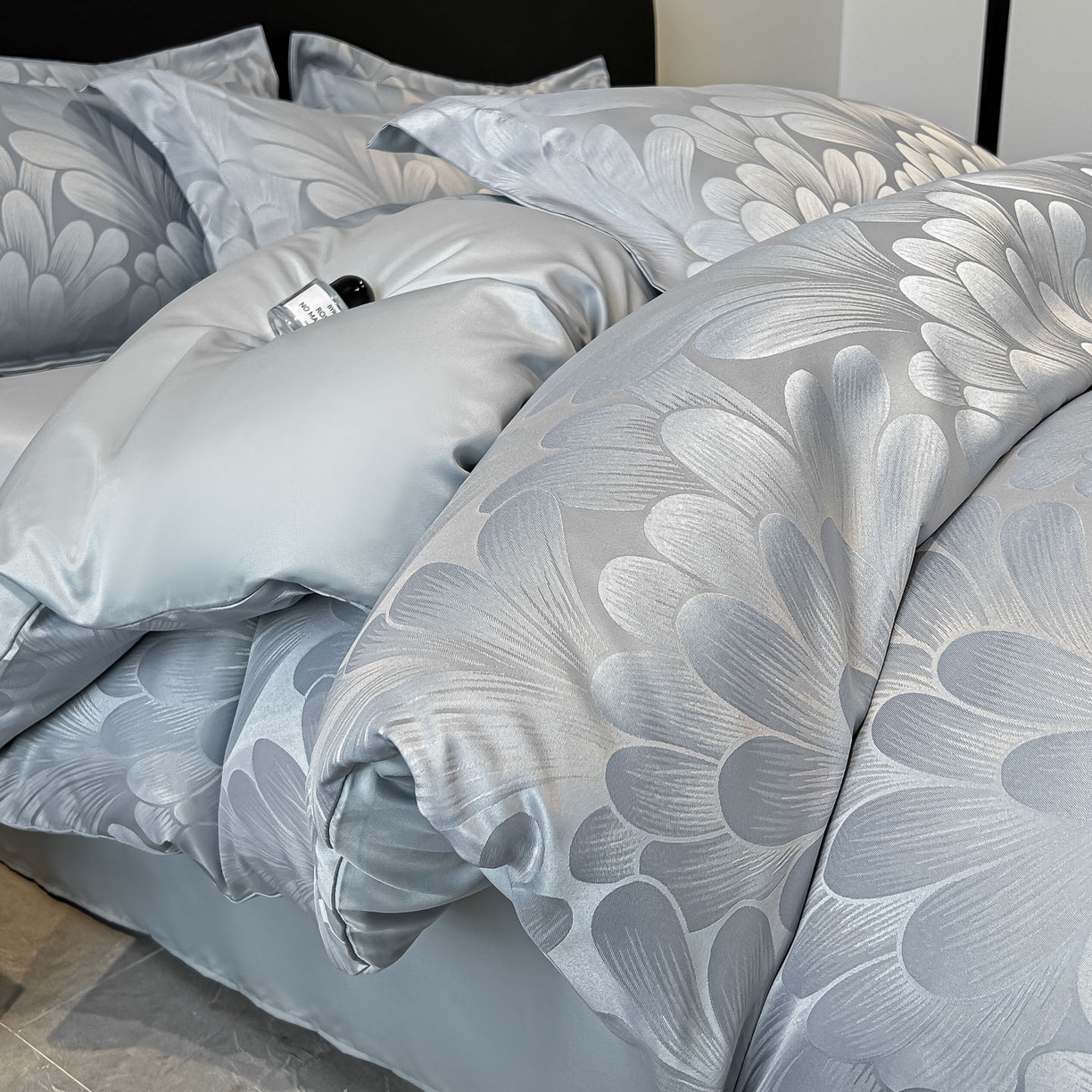 91家纺网 家纺一手货源 找家纺 金阳光家纺 2026新款A类简奢款水洗真丝天丝亮丝提花四件套 一叶深情-灰