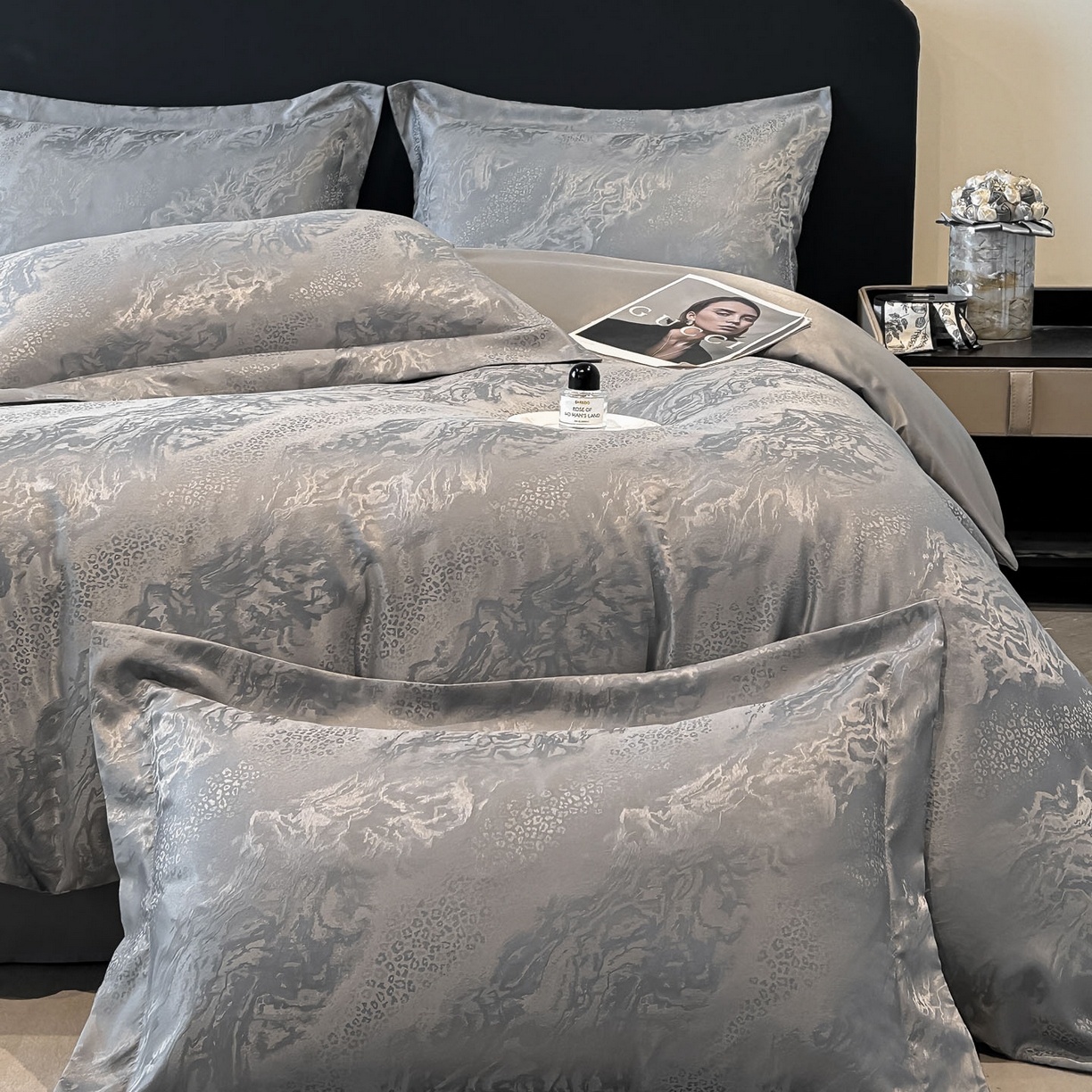 91家纺网 家纺一手货源 找家纺 金阳光家纺 2026新款A类简奢款水洗真丝天丝亮丝提花四件套 梵希-灰