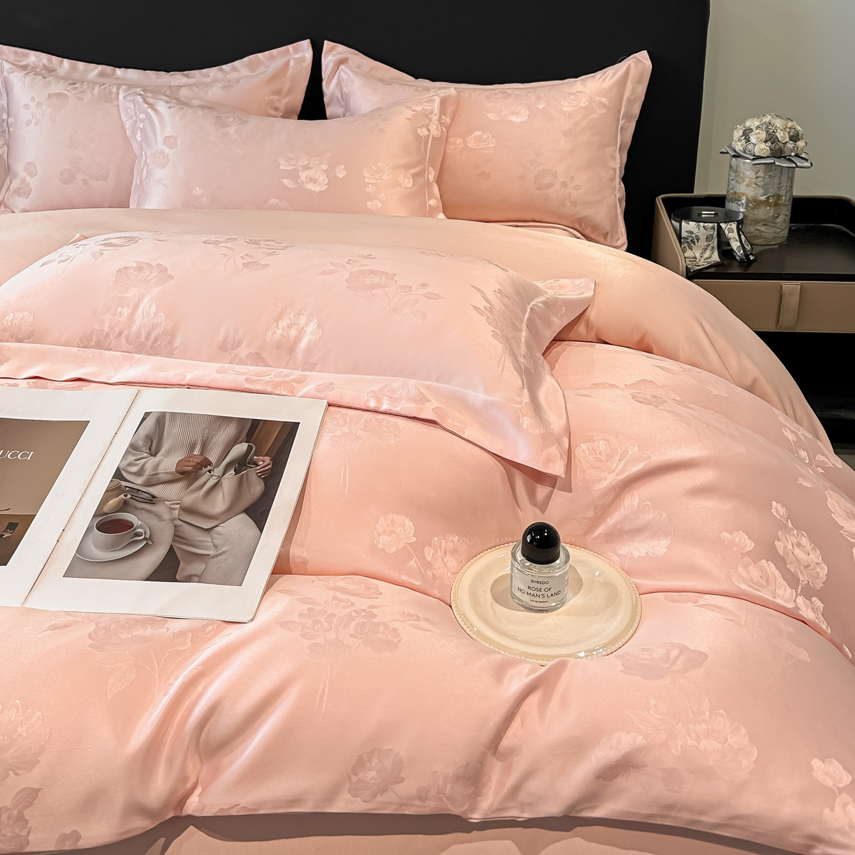 91家纺网 家纺一手货源 找家纺 金阳光家纺 2026新款A类简奢款水洗真丝天丝亮丝提花四件套 花语-粉