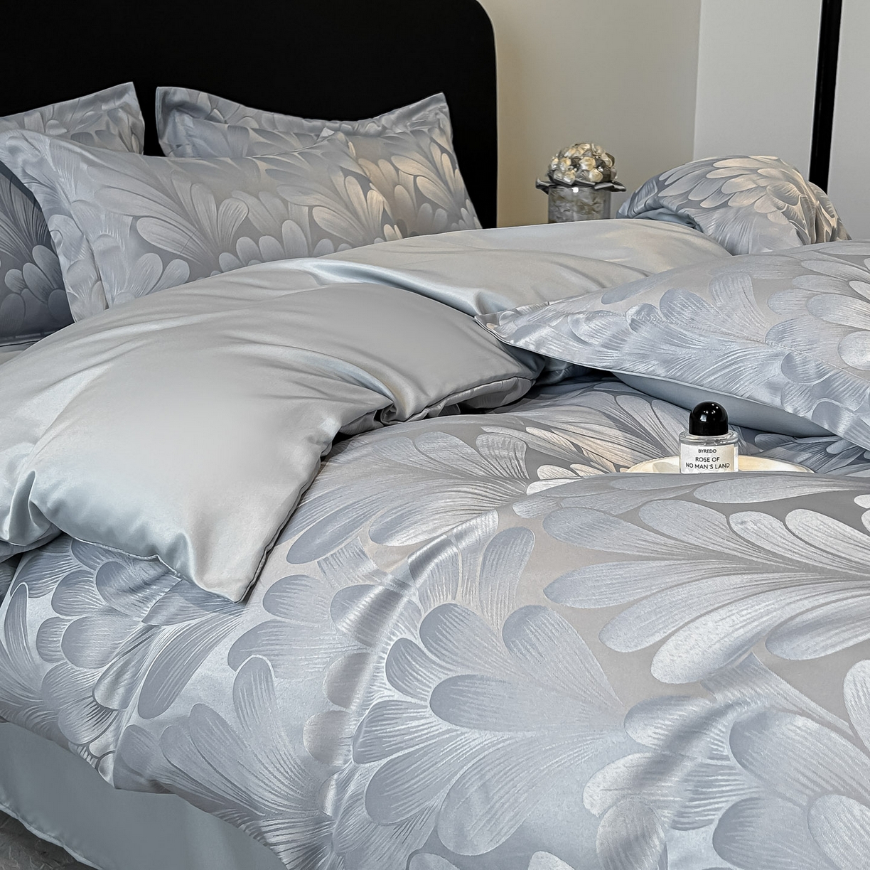 91家纺网 家纺一手货源 找家纺 金阳光家纺 2026新款A类简奢款水洗真丝天丝亮丝提花四件套 一叶深情-灰