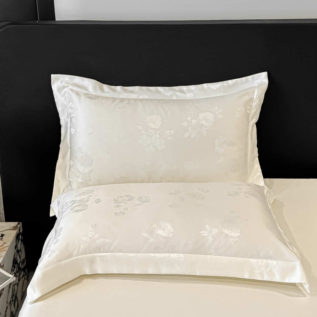 91家纺网 家纺一手货源 找家纺 金阳光家纺 2026新款A类简奢款水洗真丝天丝亮丝提花四件套 花语-白