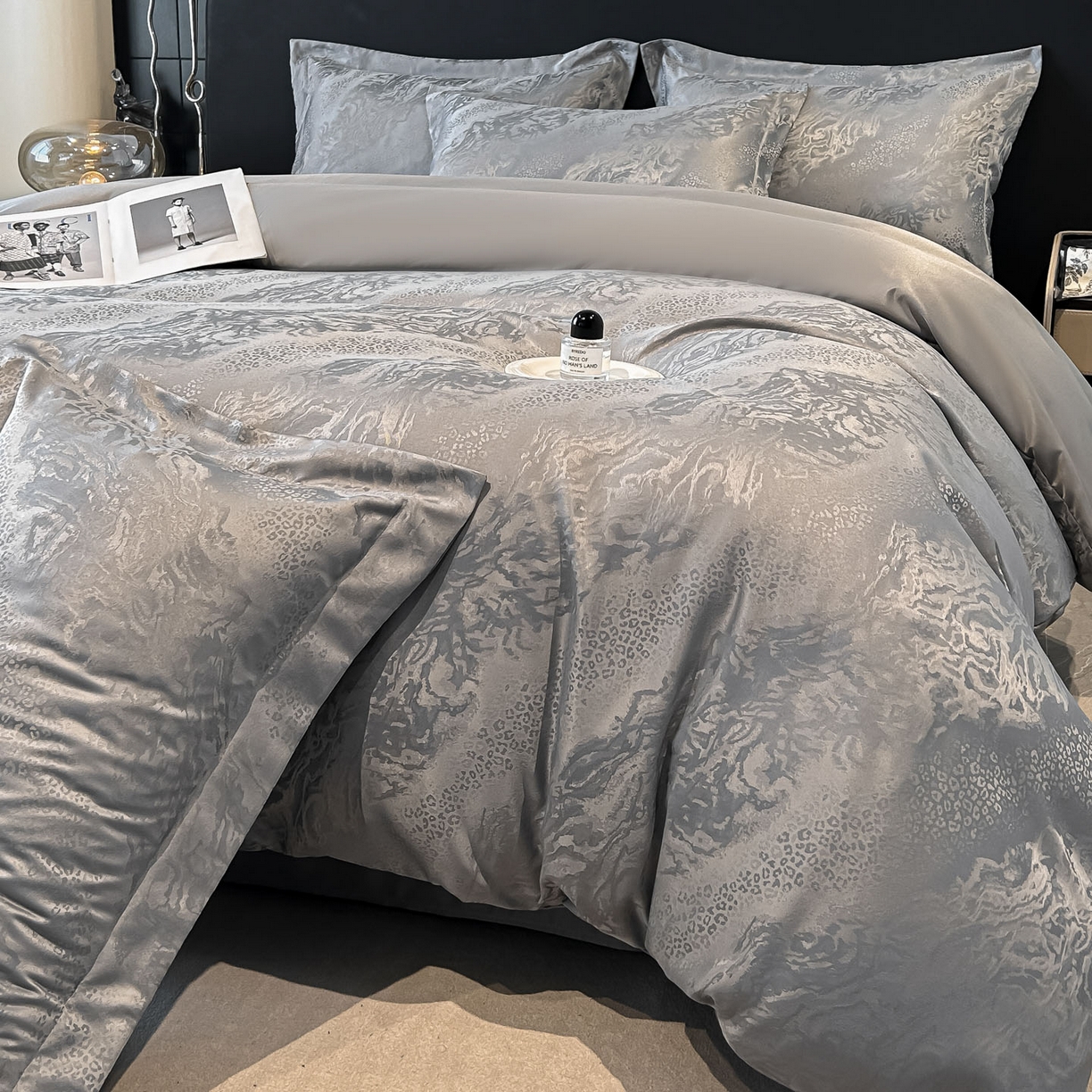 91家纺网 家纺一手货源 找家纺 金阳光家纺 2026新款A类简奢款水洗真丝天丝亮丝提花四件套 梵希-灰