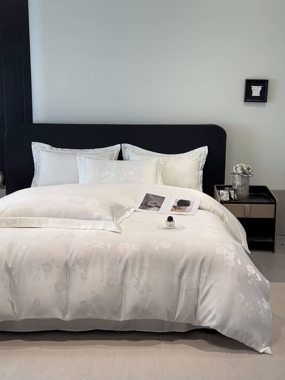 91家纺网 家纺一手货源 找家纺 金阳光家纺 2026新款A类简奢款水洗真丝天丝亮丝提花四件套 花语-白