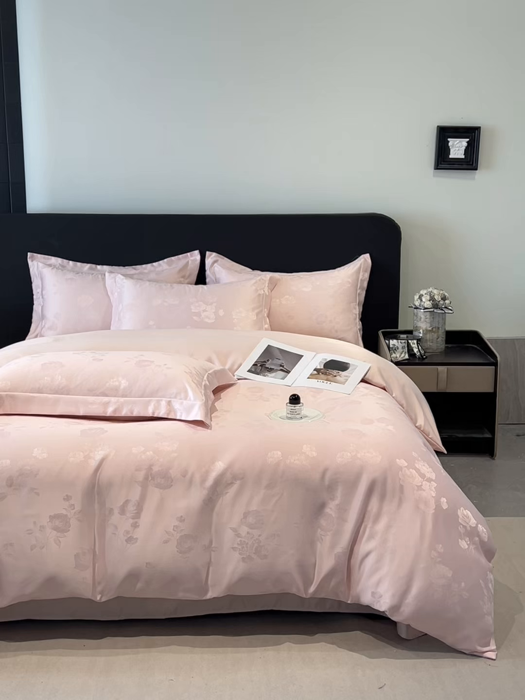 91家纺网 家纺一手货源 找家纺 金阳光家纺 2026新款A类简奢款水洗真丝天丝亮丝提花四件套 花语-粉