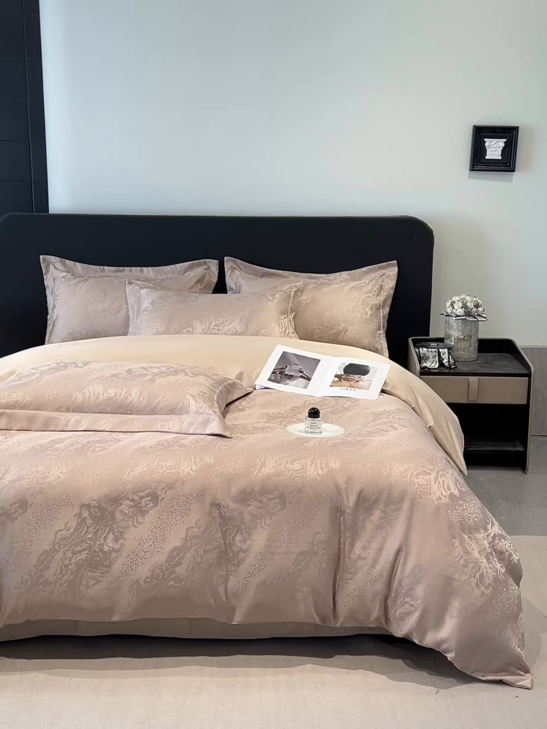 91家纺网 家纺一手货源 找家纺 金阳光家纺 2026新款A类简奢款水洗真丝天丝亮丝提花四件套 梵希-香槟