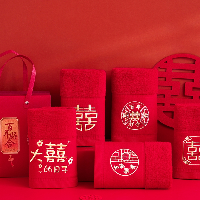 91家纺网 家纺一手货源 找家纺 朴尔家纺-毛巾被 2026新款全棉纯棉红色系喜庆婚庆伴手礼新婚回礼绣花毛巾-场景一 组合图仅供展示不可下单 礼盒