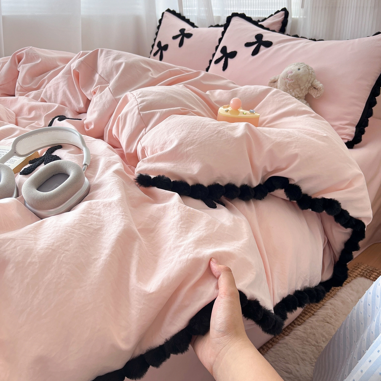 91家纺网 家纺一手货源 找家纺 金阳光家纺 2026新款古法水洗仿棉毛球款四件套 毛球-粉色蝴蝶结