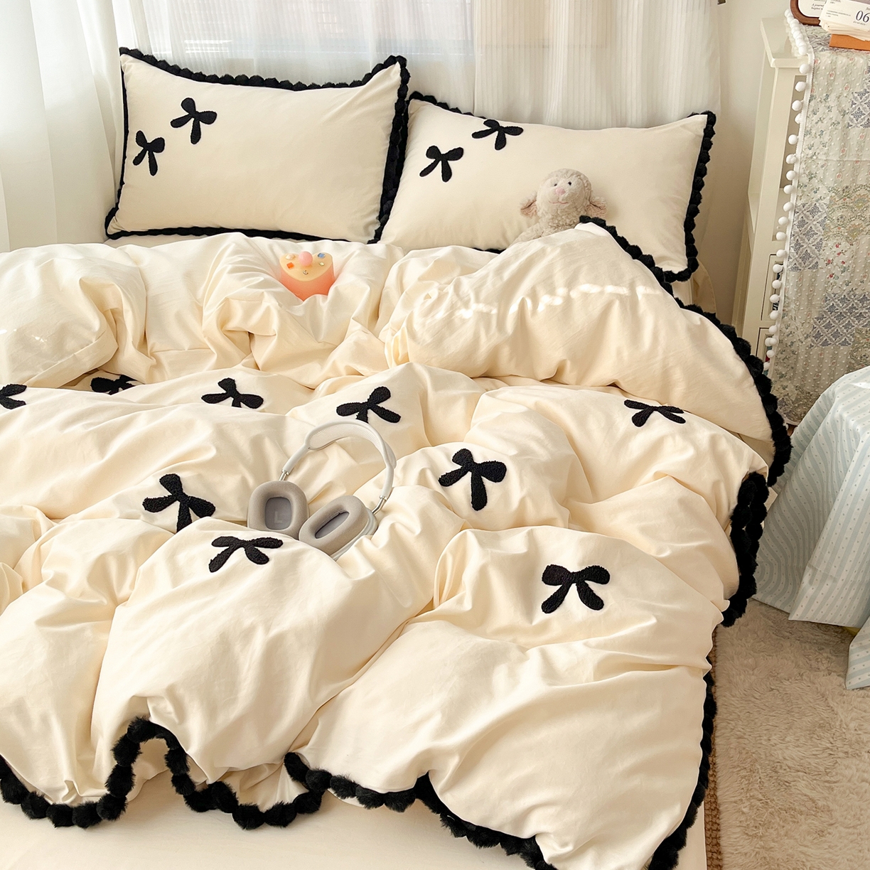 91家纺网 家纺一手货源 找家纺 金阳光家纺 2026新款古法水洗仿棉毛球款四件套 毛球-奶白蝴蝶结