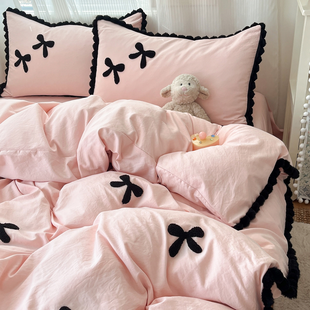 91家纺网 家纺一手货源 找家纺 金阳光家纺 2026新款古法水洗仿棉毛球款四件套 毛球-粉色蝴蝶结