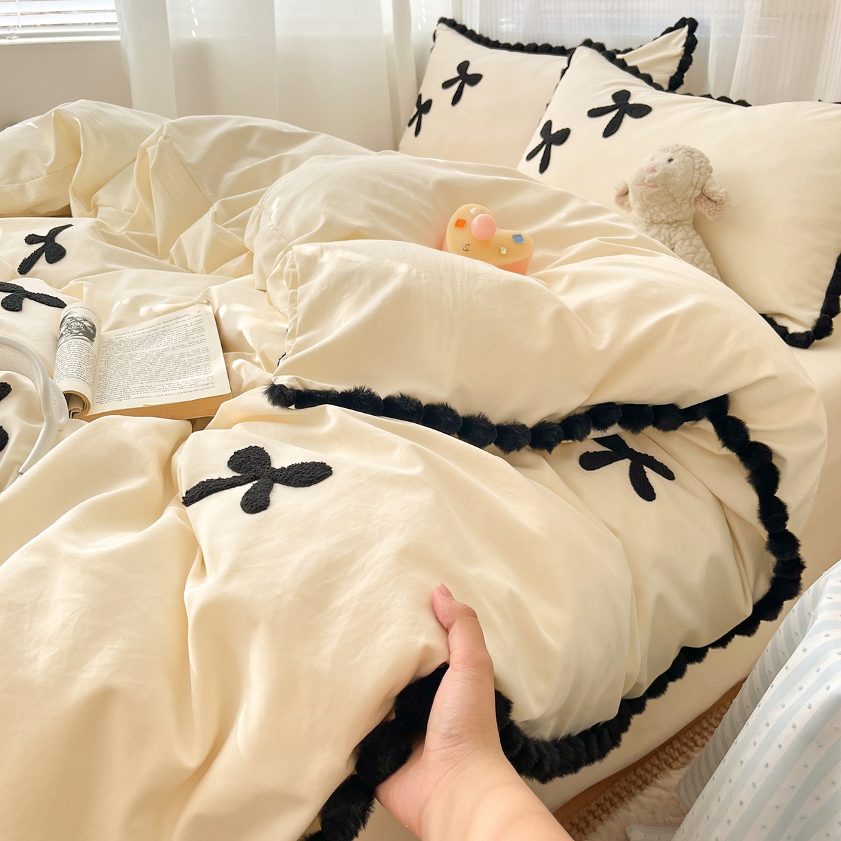 91家纺网 家纺一手货源 找家纺 金阳光家纺 2026新款古法水洗仿棉毛球款四件套 毛球-奶白蝴蝶结