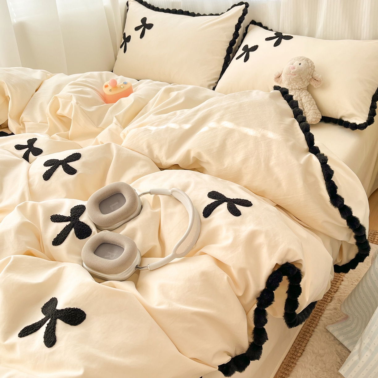 91家纺网 家纺一手货源 找家纺 金阳光家纺 2026新款古法水洗仿棉毛球款四件套 毛球-奶白蝴蝶结