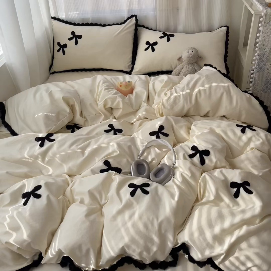 91家纺网 家纺一手货源 找家纺 金阳光家纺 2026新款古法水洗仿棉毛球款四件套 毛球-奶白蝴蝶结