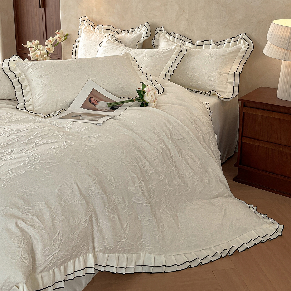 91家纺网 家纺一手货源 找家纺 金阳光家纺 2026新款立体浮雕双层花边水洗真丝四件套 蝴蝶-白