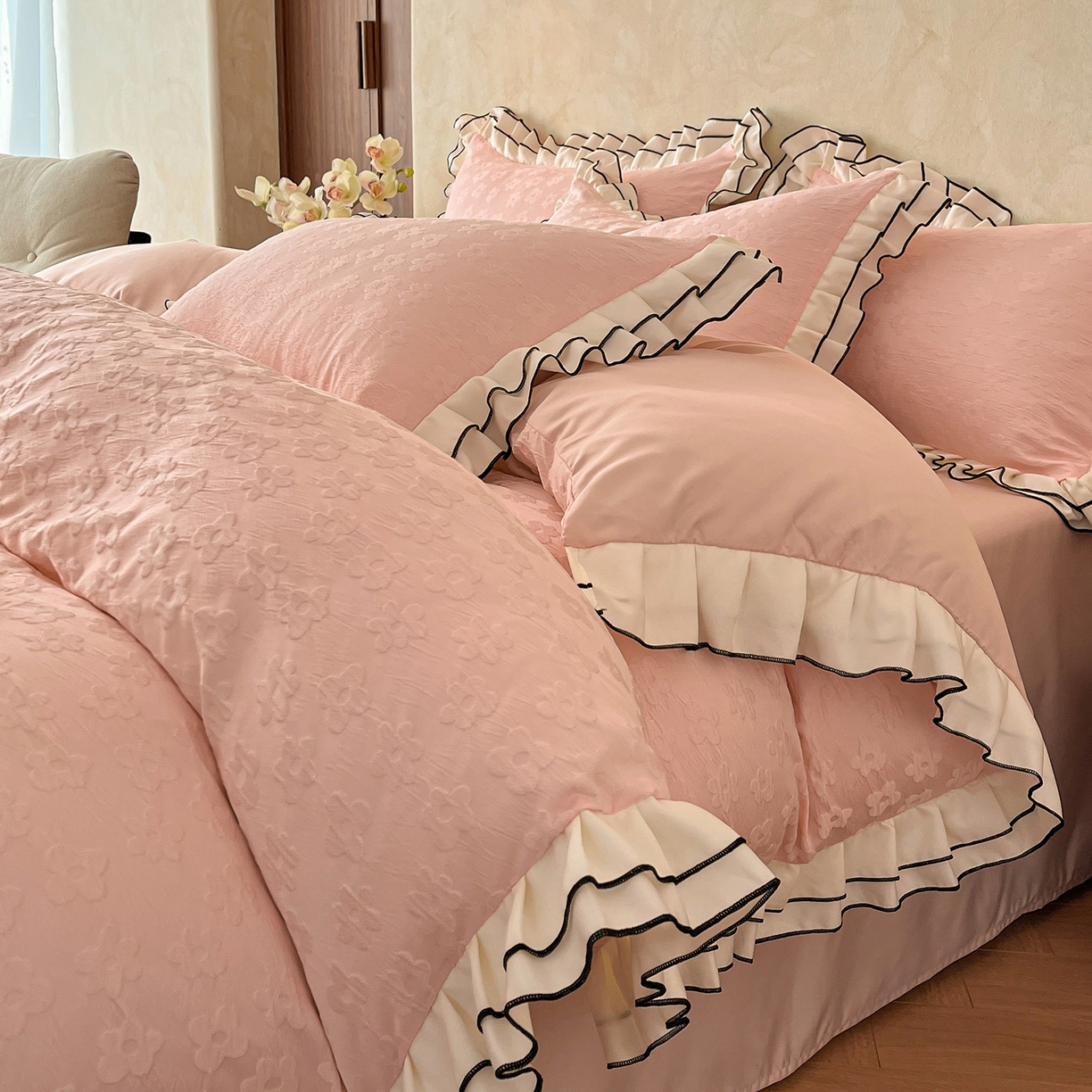 91家纺网 家纺一手货源 找家纺 金阳光家纺 2026新款立体浮雕双层花边水洗真丝四件套 莫奈-粉