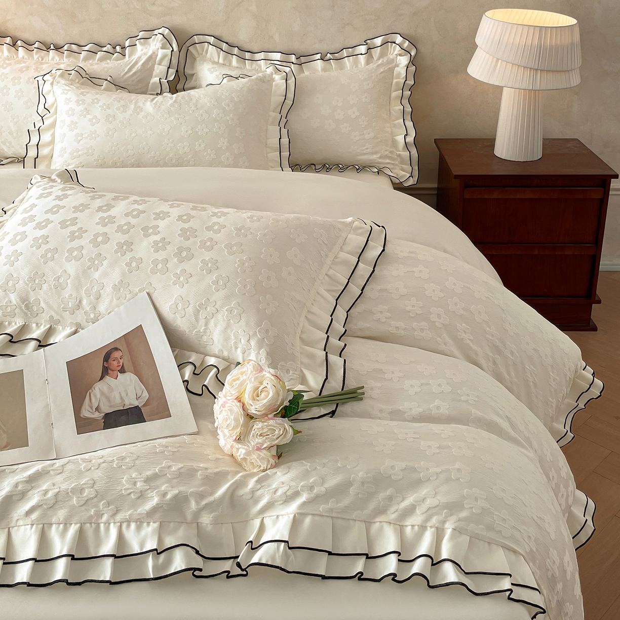 91家纺网 家纺一手货源 找家纺 金阳光家纺 2026新款立体浮雕双层花边水洗真丝四件套 莫奈-白