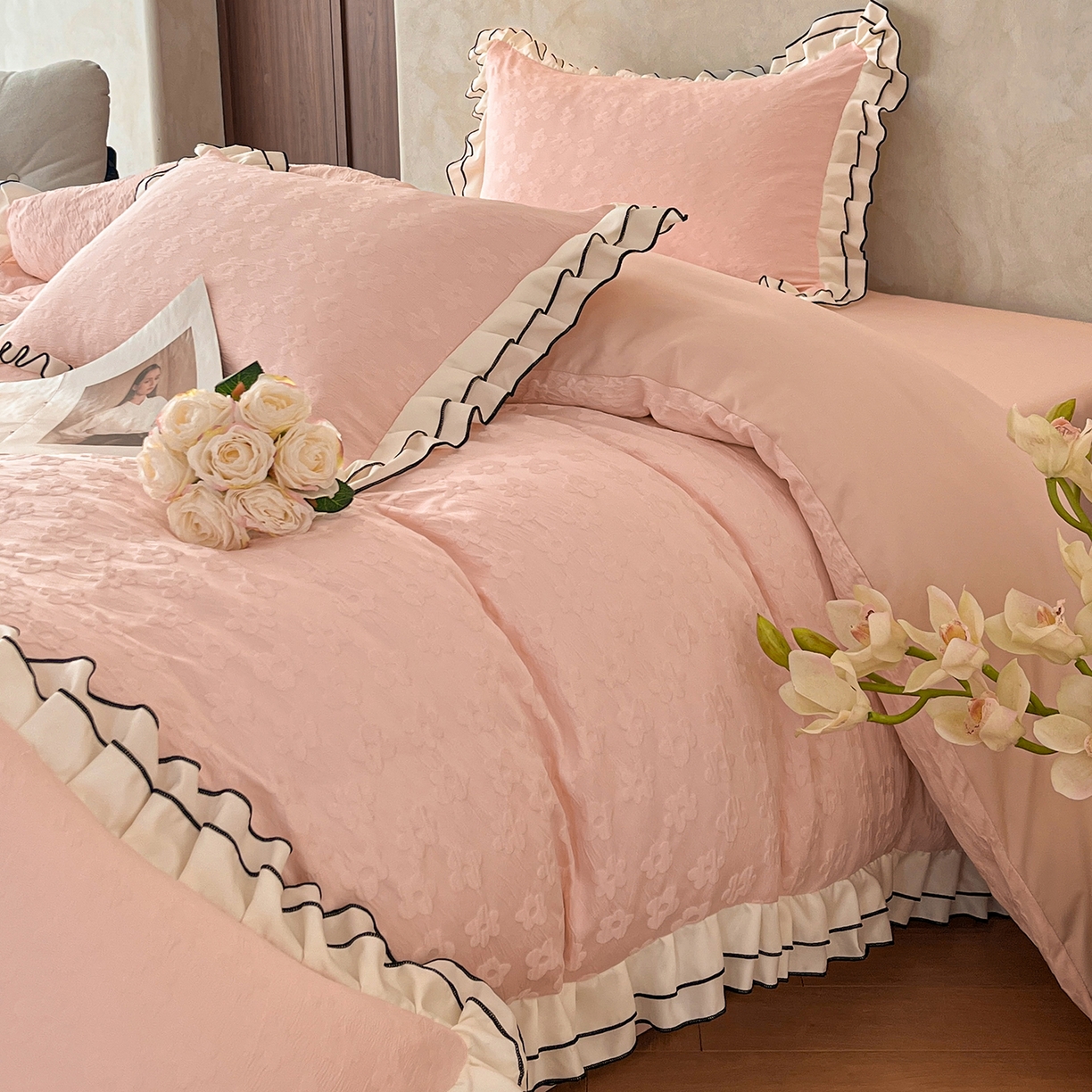 91家纺网 家纺一手货源 找家纺 金阳光家纺 2026新款立体浮雕双层花边水洗真丝四件套 莫奈-粉