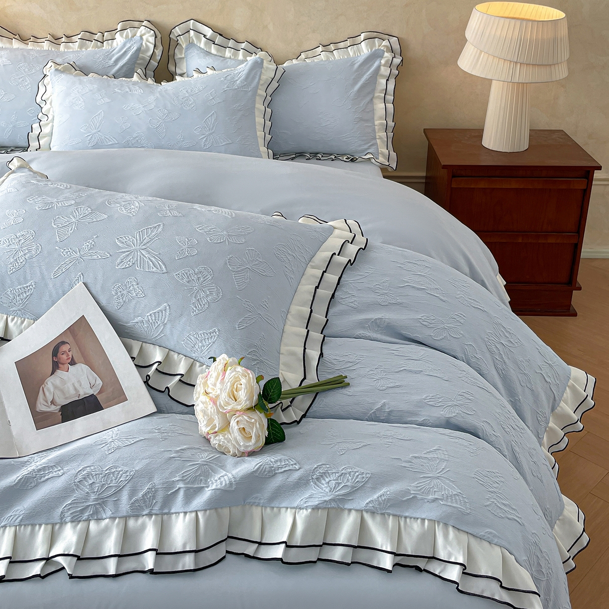 91家纺网 家纺一手货源 找家纺 金阳光家纺 2026新款立体浮雕双层花边水洗真丝四件套 蝴蝶-蓝