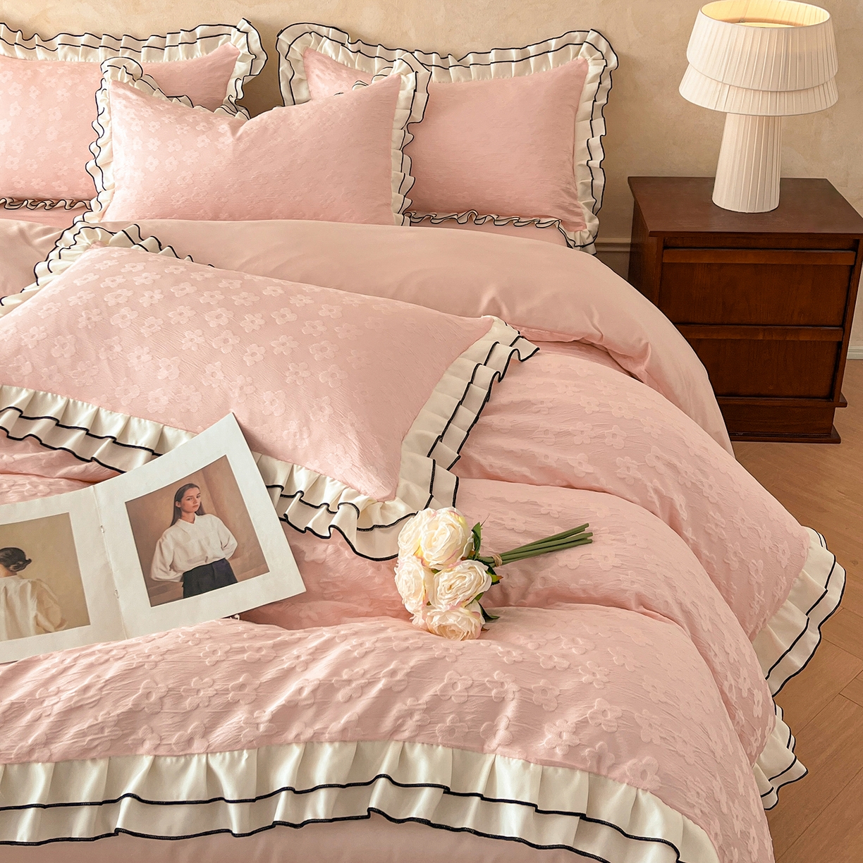 91家纺网 家纺一手货源 找家纺 金阳光家纺 2026新款立体浮雕双层花边水洗真丝四件套 莫奈-粉